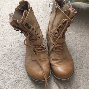 **LIKE NEW** TAN BOOTS
